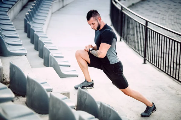 Aralığı egzersizleri yapıyor, çalışan ve stadyum merdivenlerde koşu adam. Bacak ve fitness eğitimi