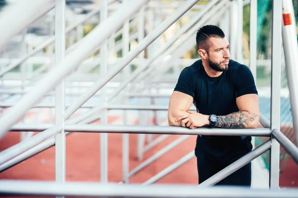 Fittes Muskeltraining Stadtpark Porträt Eines Mannes Mit Sportbekleidung Freien Sportporträt — Stockfoto