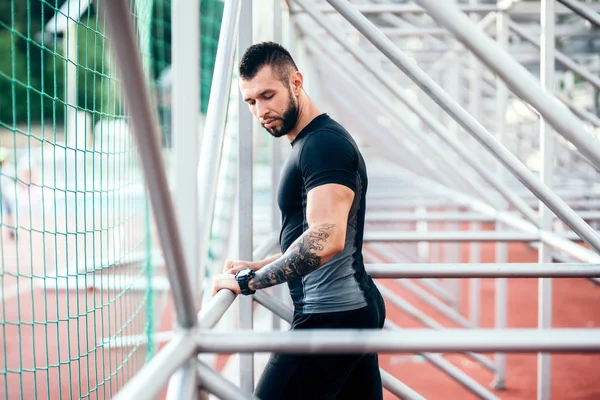 Starka Tatuerade Manliga Idrottare Tränar Park Squat Håll Plankan Övningar — Stockfoto