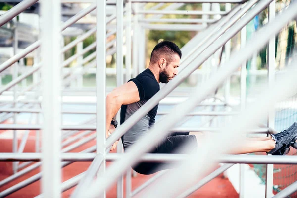 Fokuserad Muskulös Man Arbetar Ute Parken Triceps Och Armar Träning — Stockfoto