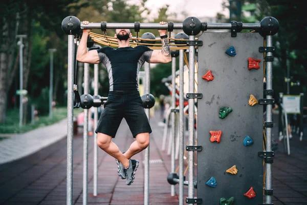 Fitness Homme Faisant Pull Ups Des Exercices — Photo