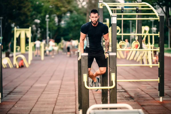 Портрет Мускулистого Человека Тренирующегося Парке Трицепсы Специальной Тренировочной Зоне — стоковое фото