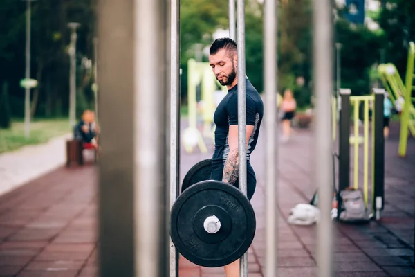 Homem Musculoso Treinar Parque Levantamento Peso Pesado Parque Com Halteres — Fotografia de Stock