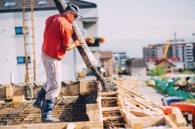 Yapı ayrıntıları - alt döşeme çimento veya ev yapımı otomatik pompa ile beton 