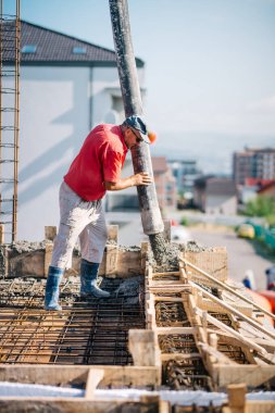 Beton şantiye sırasında dökülen işçi