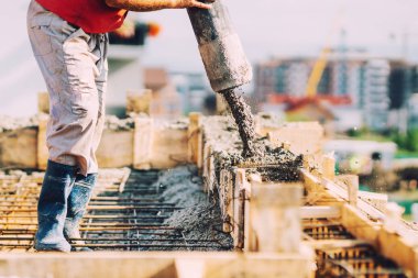 Sanayi işçisi dökme çimento veya beton otomatik pompa küvet ile yakın çekim