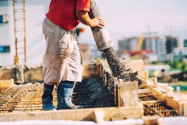 Details Des Hausbaus Aus Nächster Nähe Arbeiter Gießen Beton Die — Stockfoto