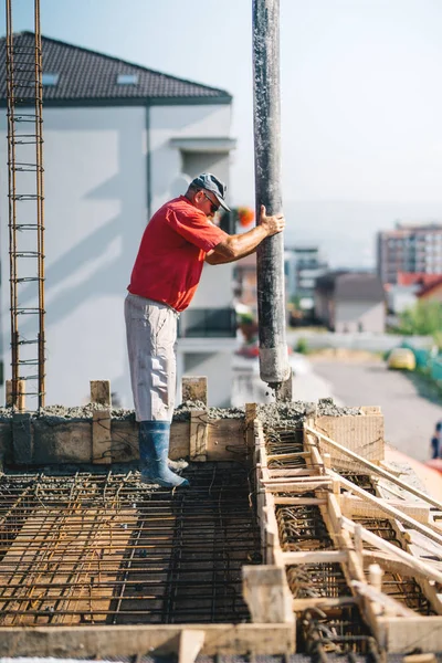 Travailleur Versant Des Détails Béton Coulée Béton Pendant Construction Maison — Photo