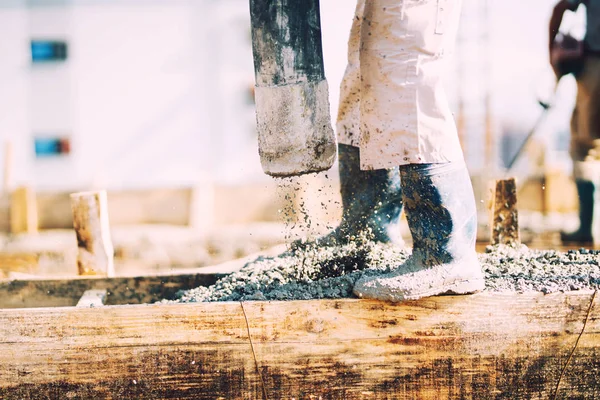 Konstruktionsdetails Arbeiter Verlegen Zement Oder Beton Mit Automatischer Pumpe — Stockfoto