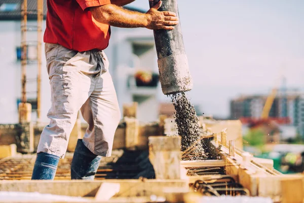 Budowlanych Budowy Pracownik Wylewanie Cementu Lub Betonu Rury Pompy — Zdjęcie stockowe