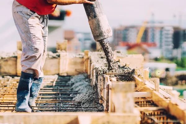 Close Trabalhador Industrial Despejando Cimento Concreto Com Banheira Bomba Automática — Fotografia de Stock