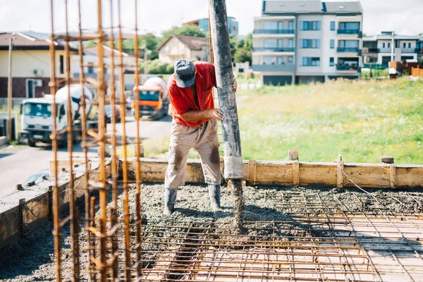 Betong Som Hälla Detaljer Industriella Man Som Arbetar Huset Byggarbetsplats — Stockfoto