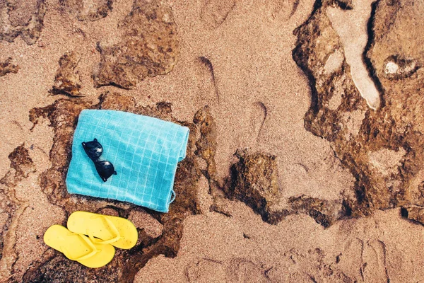 在沙质背景上的毛巾和 Sunglesses 梦幻海滩壁纸 — 图库照片