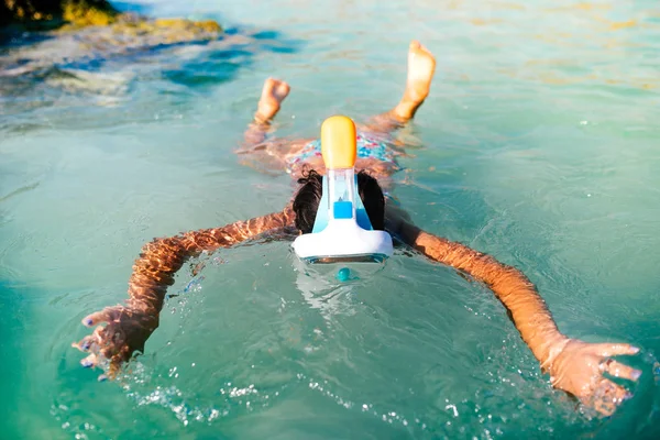 妇女浮潜和在海洋礁中享受阳光的肖像 — 图库照片