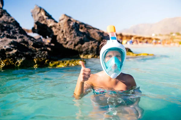 Portait 比基尼女子在夏季热带岛上享受浮潜 — 图库照片