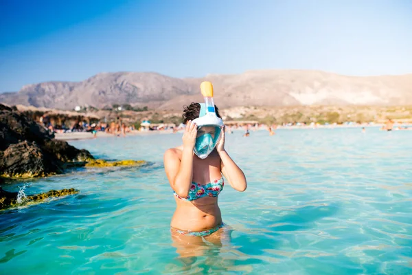 夏の女の子 休暇の肖像画は楽しい海の水で泳いでいる間シュノーケルのスキューバ ダイビングのマスクを身に着けている女性です 旅行の祝日 — ストック写真
