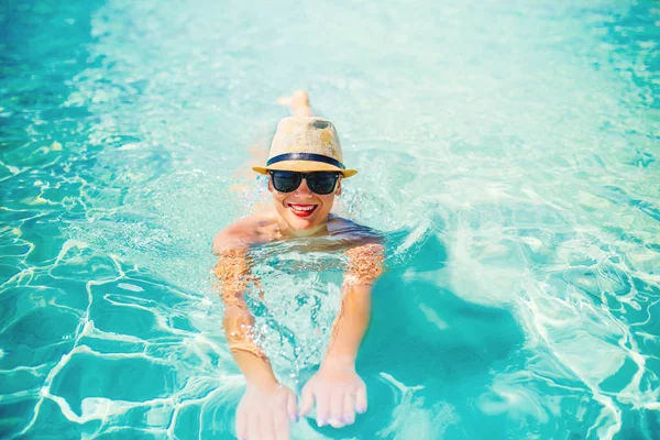 美丽的肖像的迷人的女人日光浴和微笑的相机 夏日沙滩假期 泳池详情 — 图库照片