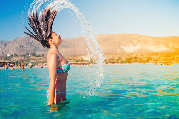 海の水で髪と水しぶきのビキニでセクシーな女性の美しい肖像画 夏の肖像画 — ストック写真