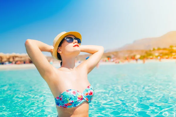 Gyönyörű Bikini Strandon Napozás Mosolyog Sun Vonzó Portréja — Stock Fotó
