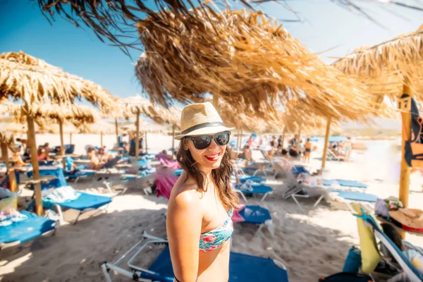 Femme Maillot Bain Lunettes Soleil Chapeau Paille Souriant Sur Plage — Photo