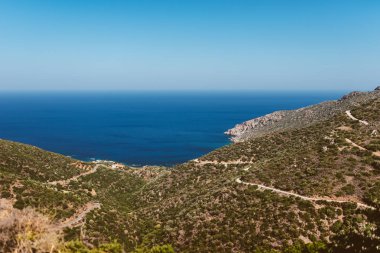 Güzel manzara, zeytin ağaçları ile arka planda Yunan Deniz toplayan. Vadi yollar ve güzel manzaralar