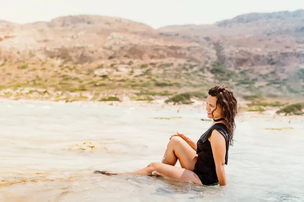 Schöne Lateinische Kaukasische Frau Trägt Einen Einteiligen Badeanzug Lächelt Sandstrand — Stockfoto