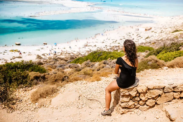 Schöne Frau Einteiligen Badeanzug Die Von Den Klippen Auf Das — Stockfoto