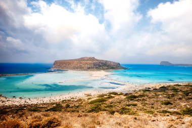 Balos Lagoon, Girit, Yunanistan adada güzel Beach'te. Güneşli bir gün, mavi gökyüzü ve insanlar plajda