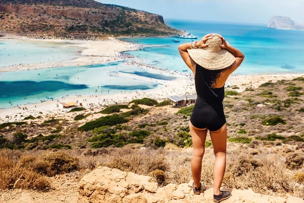 Achteraanzicht Van Mooie Vrouw Één Stuk Zwembroek Dragen Eiland Kijken — Stockfoto