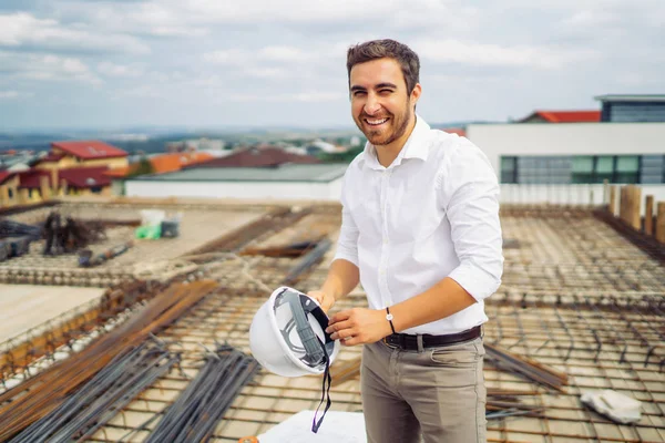 Молодий Інженер Архітектор Працює Посміхається Будівництві Хардхатом Руці — стокове фото