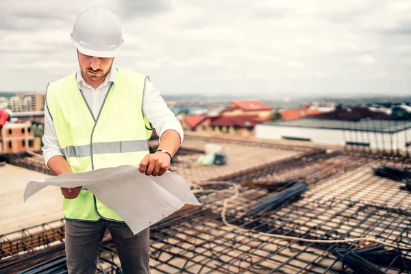 Jovem Arquiteto Canteiro Obras Com Planos Hardhat Filtro Vintage Editar — Fotografia de Stock