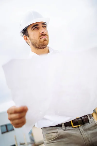 Close Retrato Trabalhador Masculino Canteiro Obras Vestindo Chapéu Duro Leitura — Fotografia de Stock