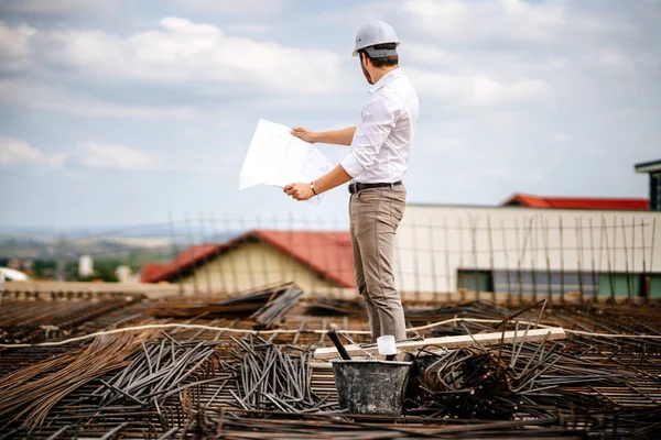 Kendine güvenen mühendis kağıt planları, inşaat planları arıyorum portresi