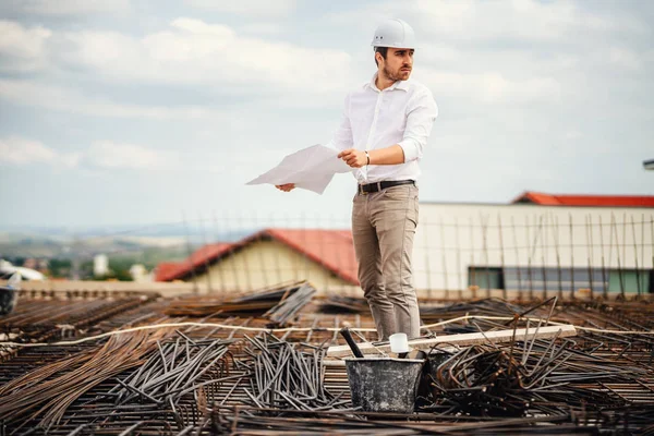 Industrie Bauingenieur Liest Baupläne Auf Baustelle — Stockfoto