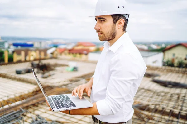 Planejamento Trabalhadores Construção Com Laptop Usando Tecnologia Canteiro Obras — Fotografia de Stock