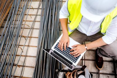 İnşaat sitesi dizüstü kullanarak çalışan ayrıntılarını kapatın