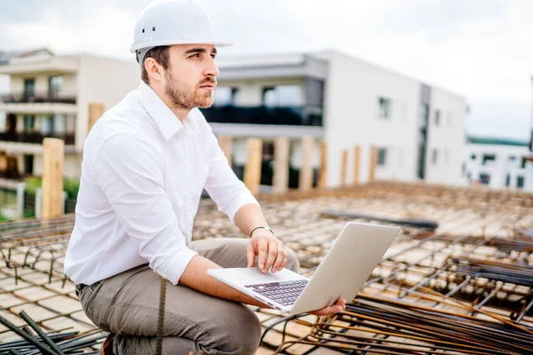 Portre, şantiye binasında dizüstü kullanarak mimar ayrıntılarını kapatın