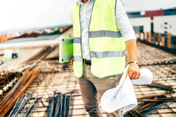 Detalhes Trabalhador Construção Engenheiro Vestindo Colete Segurança Laptop Canteiro Obras — Fotografia de Stock