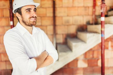 İnşaat iş denetleme ve inşaat alanında gülümseyen mühendisi