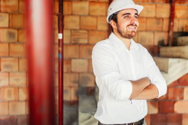 inşaatta çalışan genç emin mimar. Kontrol mühendisi Yapı İnşaat