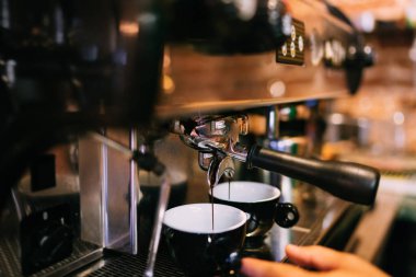 Profesyonel espresso makinesi bistro ya da restoran iki bardak taze espresso hazırlanıyor