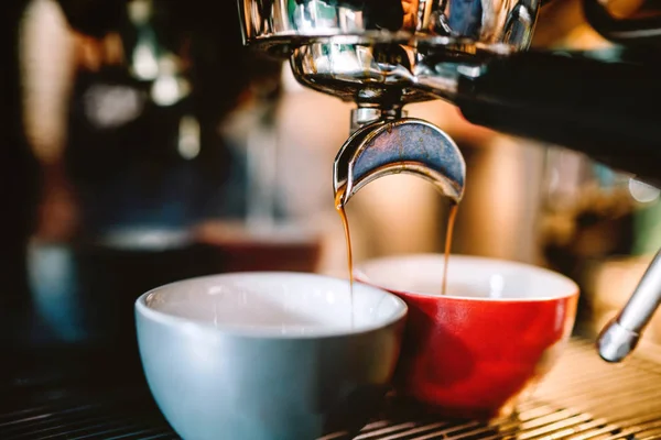 Barista Nın Endüstriyel Bira Makineleri Üzerine Taze Espresso Hazırlama Detayları — Stok fotoğraf