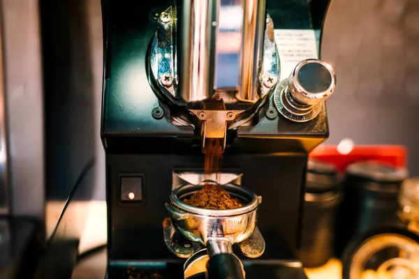 Kaffeemühle Mahlt Frische Bohnen Bereitet Espresso — Stockfoto