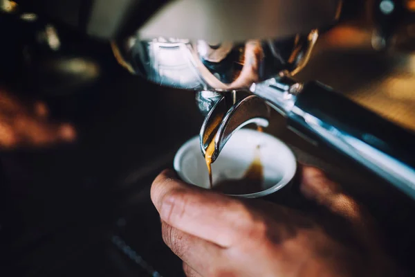 Profesjonalnych Barista Człowiek Espresso Maszyna Przygotowanie Świeżej Kawy Lokalnym Pubie — Zdjęcie stockowe