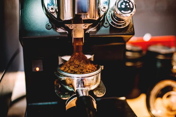 Подробности Шлифовального Кофе Свежеизмельченный Кофе Basista Кафе — стоковое фото