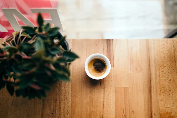 Secangkir Kopi Sebelah Jendela Dan Bunga Toko Kafe Kopi Segar — Stok Foto