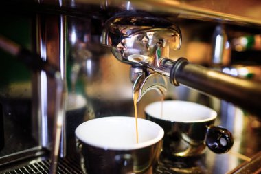 İki espresso espresso makinesi dökme. Sıcak içecekler, kahve hazırlama ve barista ayrıntıları