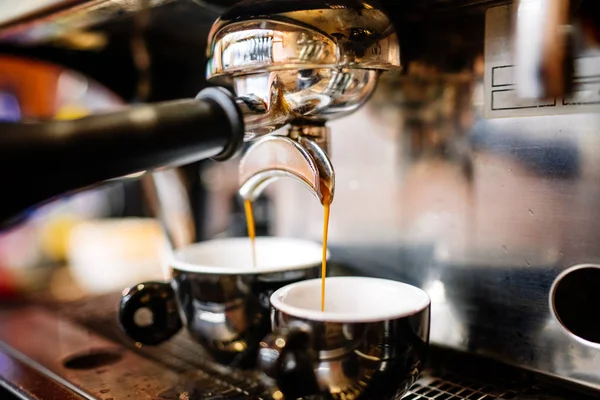 Primo Piano Espresso Versando Dalla Macchina Caffè Tazze Produzione Caffè — Foto Stock