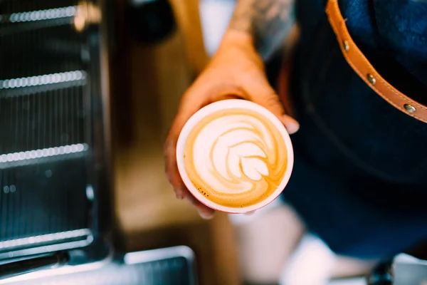 Szakmai Barista Kávézóban Friss Cappuccino Sör Kávé — Stock Fotó