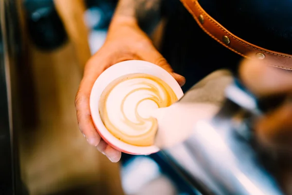 Profesyonel Barista Yapım Kahve Latte Sanat Espresso Ile Adam Süt — Stok fotoğraf